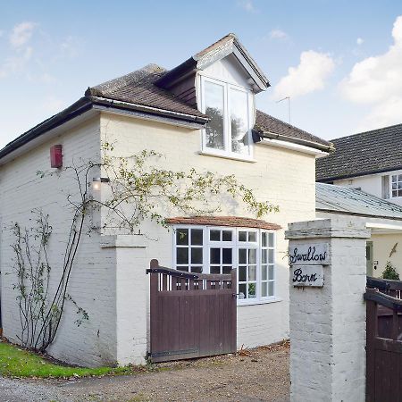 Swallow Barn Villa Chobham  Bagian luar foto