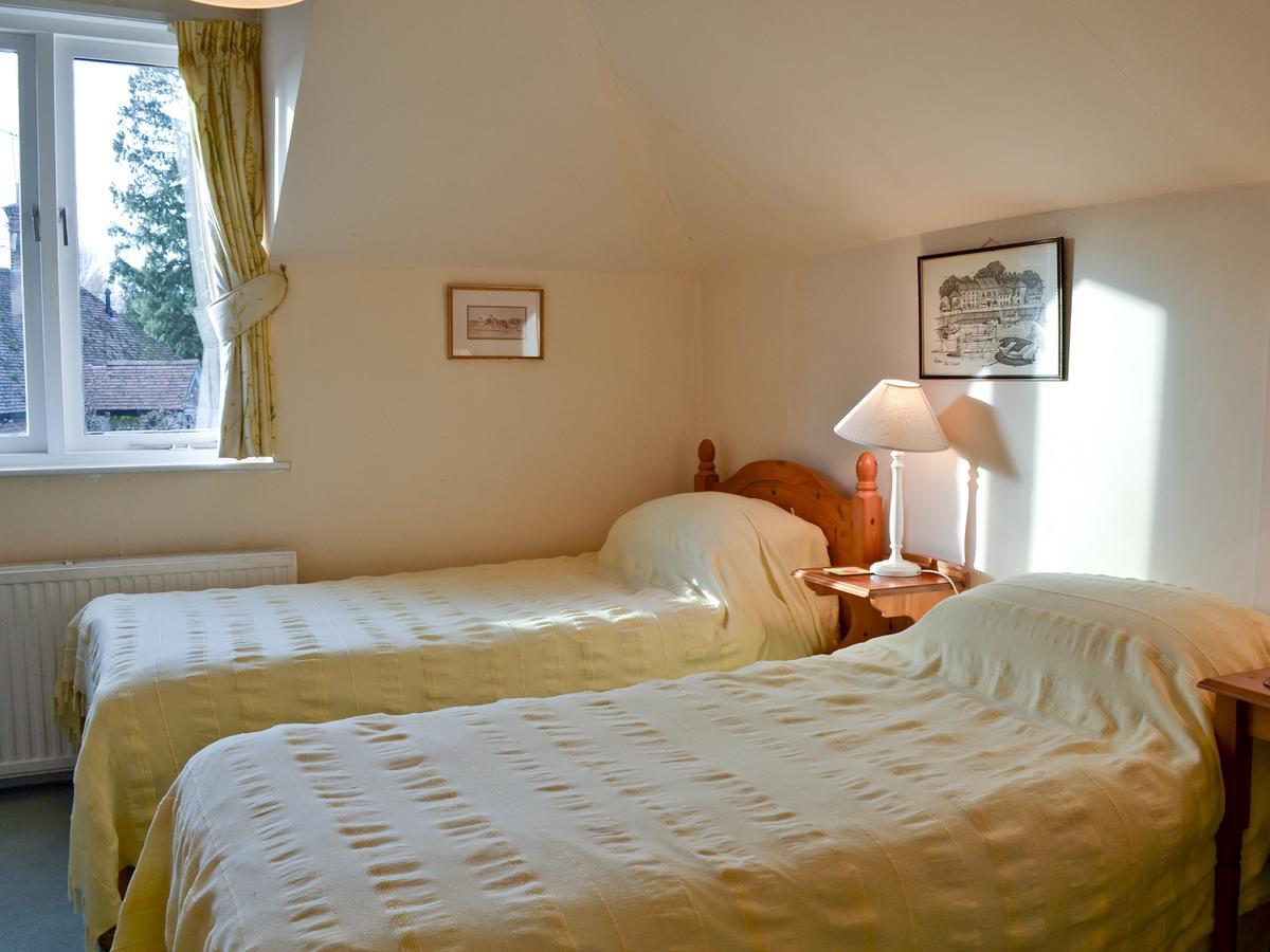 Swallow Barn Villa Chobham  Bagian luar foto