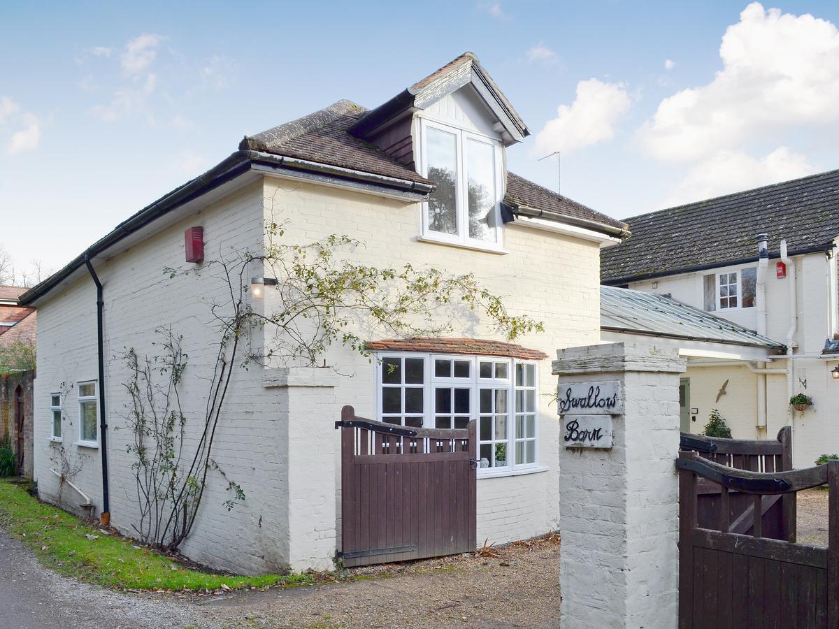 Swallow Barn Villa Chobham  Bagian luar foto